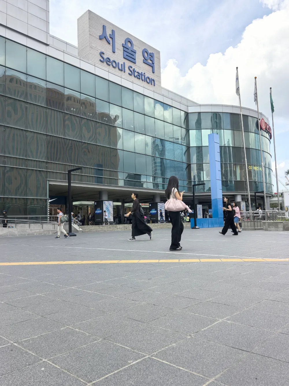 Seoul Station Public Project အတွက် သတ်မှတ်ထားသော Beata Ceramics Eco လမ်းခင်းကျောက်